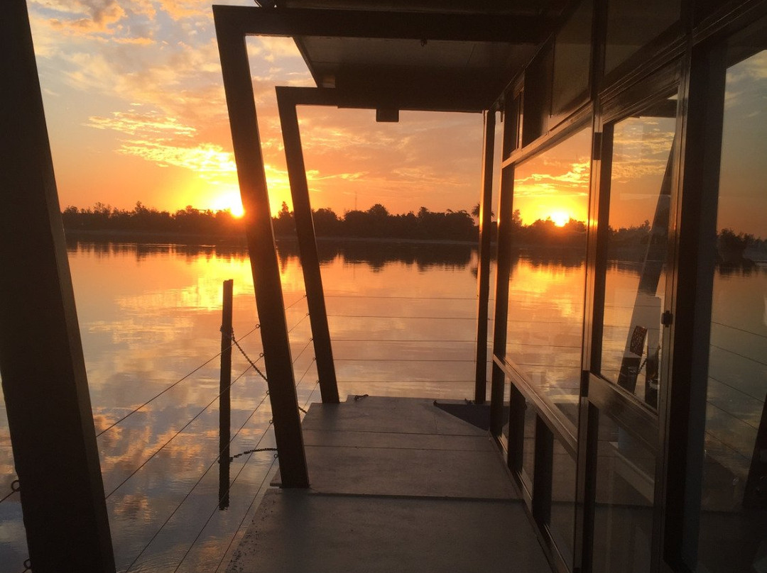 Lakes Mini Bus Charter & Tours-莱克斯恩特伦斯必去景点