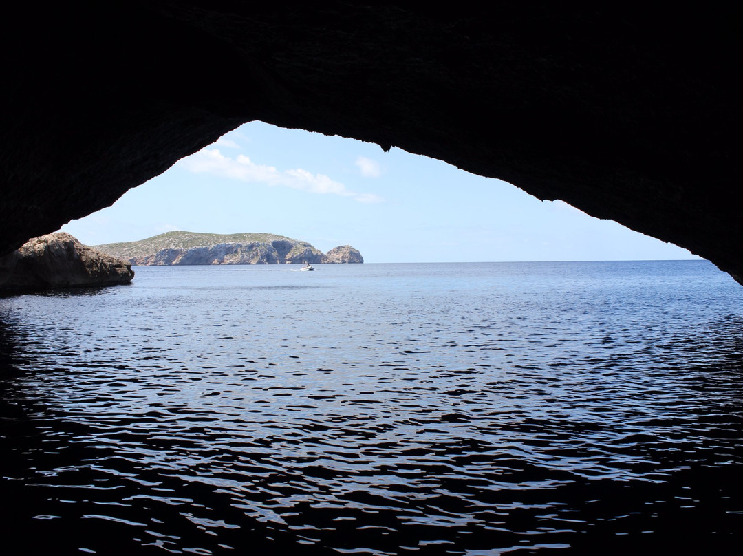 Cueva Azul-Cabrera必去景点