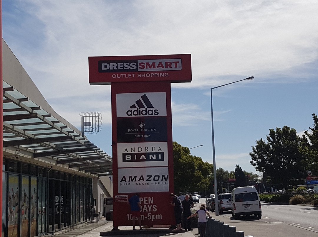 Dress Smart Outlet Shopping景点图片