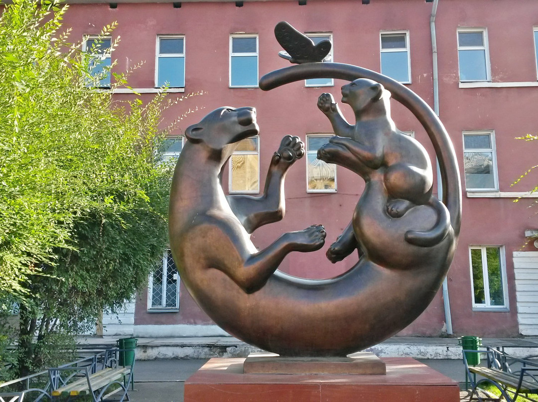 Sculpture Tenderness景点图片