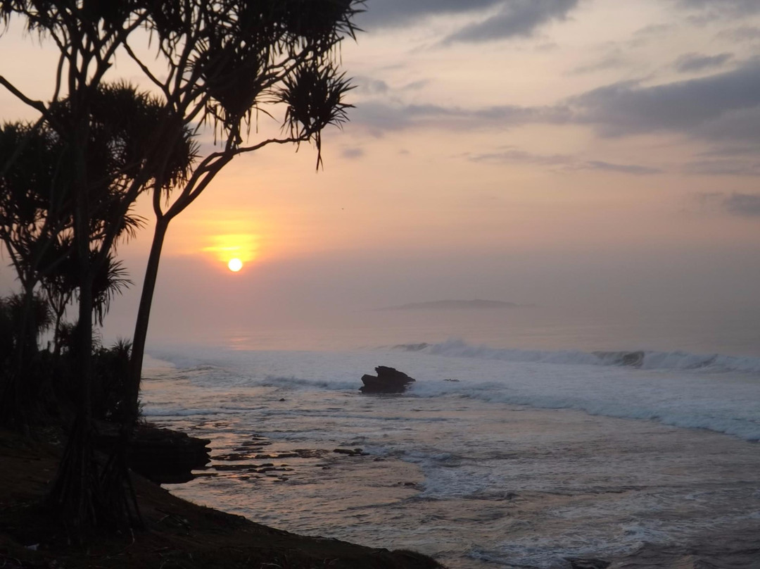 Batu Hiu Beach景点图片