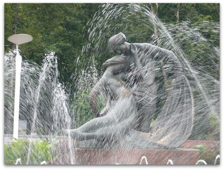 Fountain Yurate and Kastitis-帕兰加必去景点