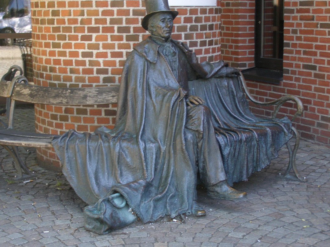Hans Christian Andersen on Bench-欧登塞必去景点