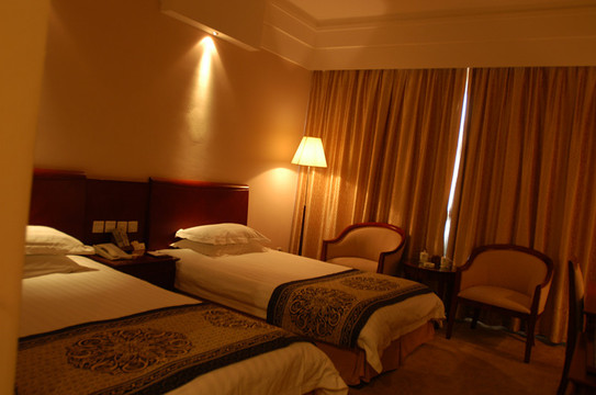 颐君酒店(洛阳高铁龙门站八里堂地铁站店)主图