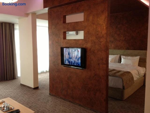 City Hotel & Lounge