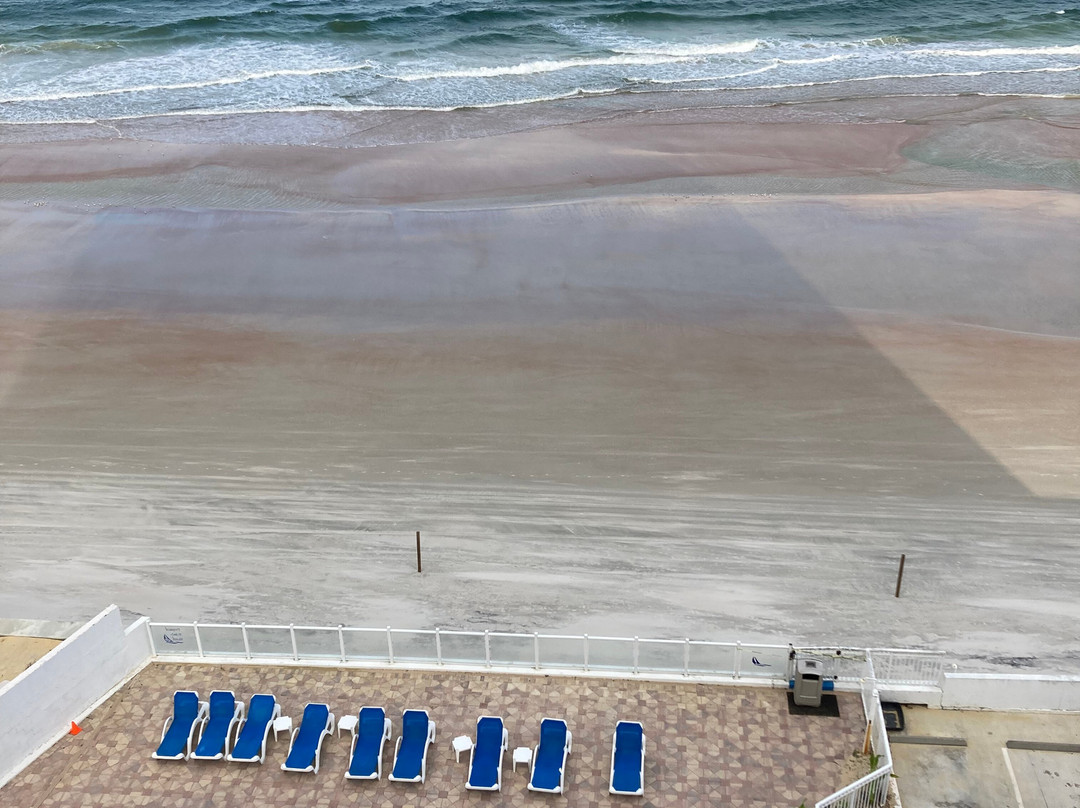 Tropical Winds Oceanfront Hotel主图