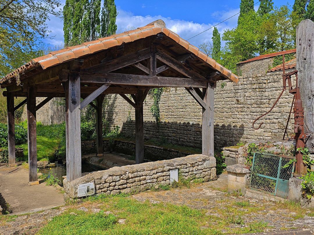 La Fontaine Et Le Lavoir De Cerzeau-Azay-le-Brule必去景点