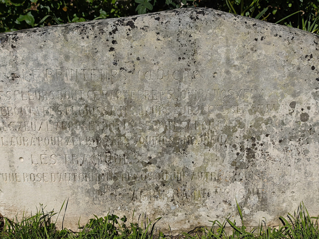 Monument À Théodore Agrippa D'aubigné-Pons必去景点