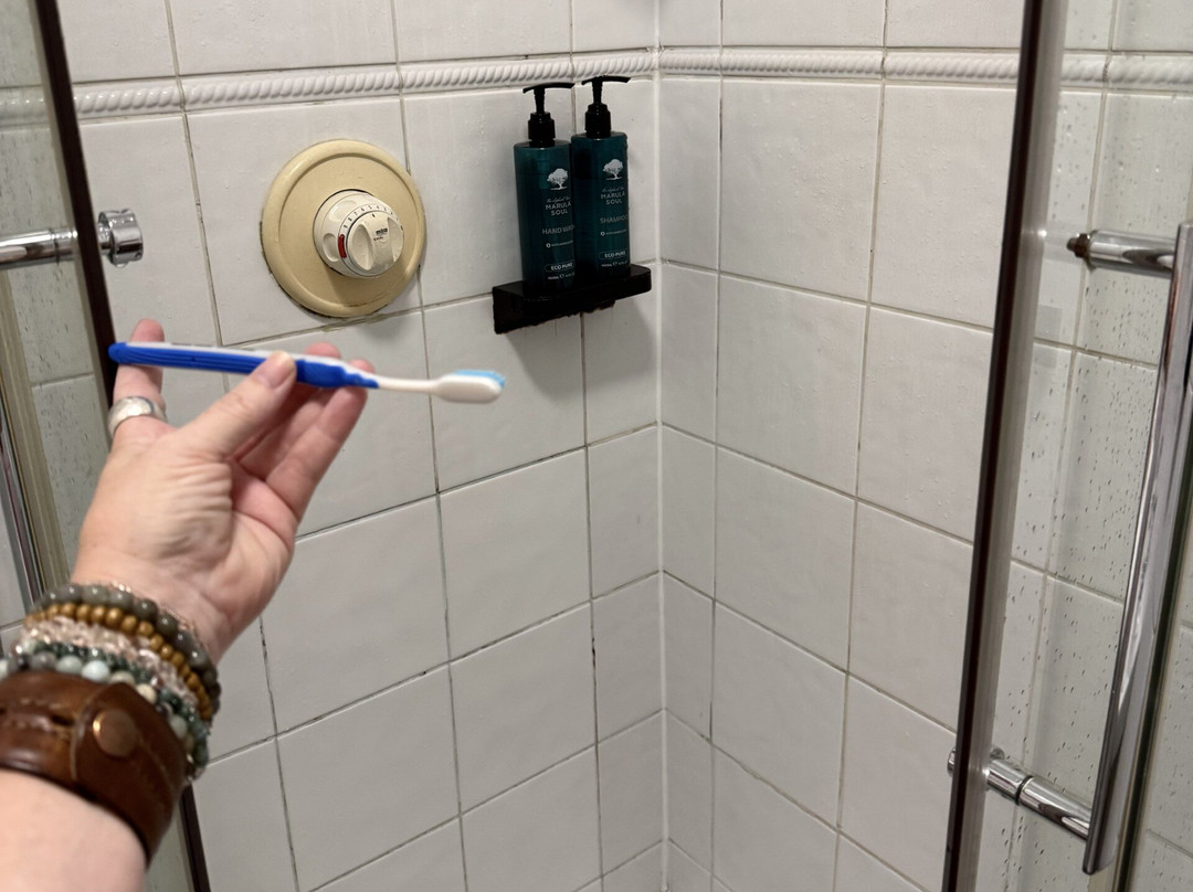 河畔小屋酒店主图