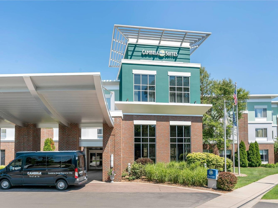 特拉弗斯城坎布里亚套房酒店主图