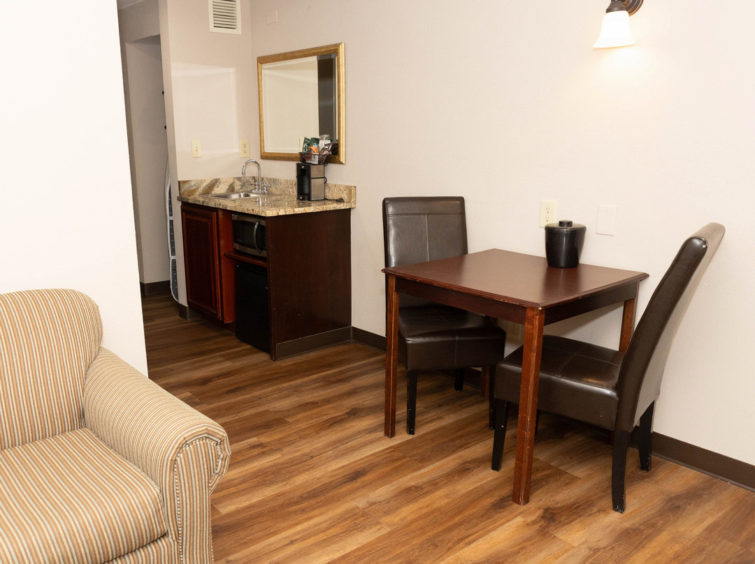 D. Hotel Suites and Spa主图