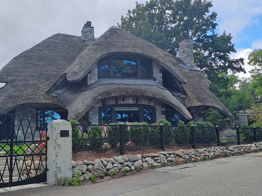 Mushroom House Tours-夏洛瓦必去景点