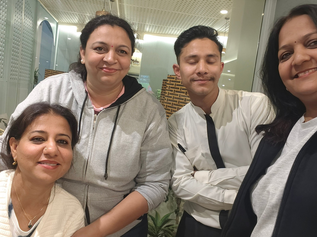 皇冠帝国酒店主图