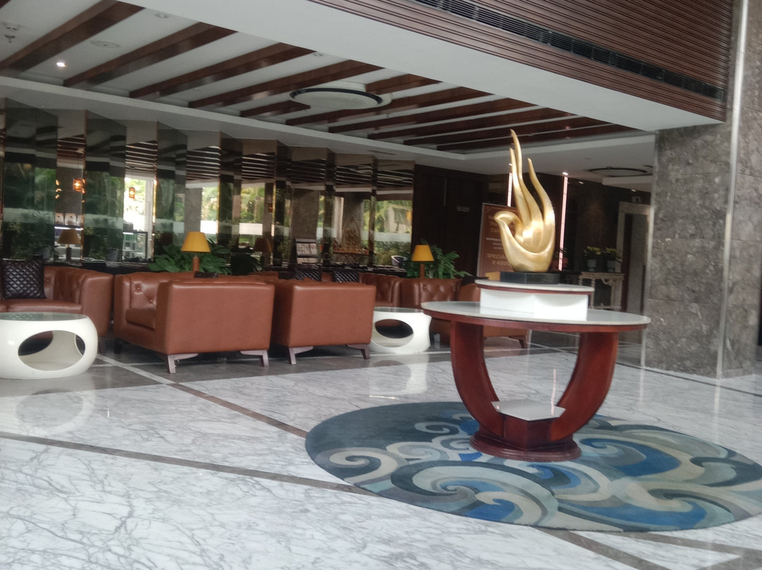 藏红花冠酒店主图