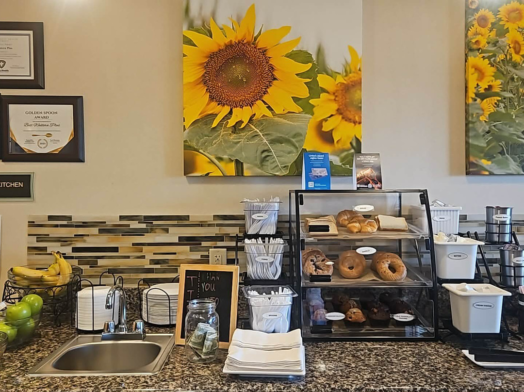 Best Western Plus Green Mill Village Hotel  Suites Convention Center主图