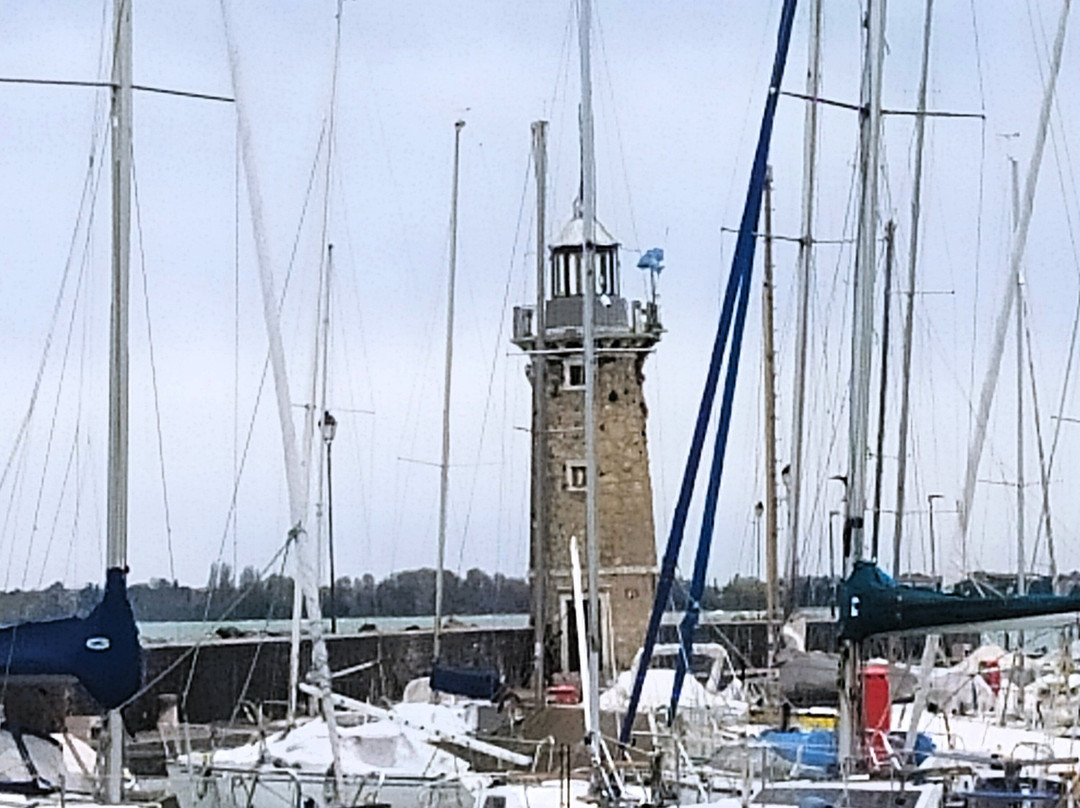 Porto Nuovo E Faro-代森扎诺-德尔加达必去景点