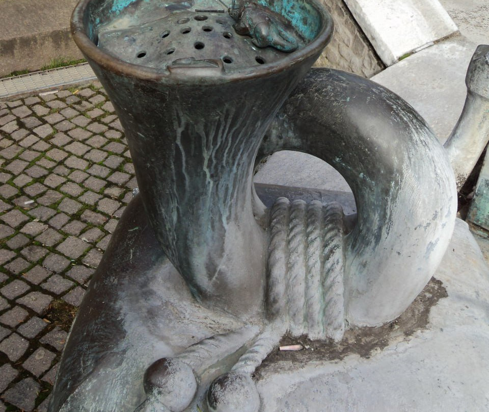 Eiermarkt mit Michel-Mort-Denkmal-巴特克罗伊茨纳赫必去景点