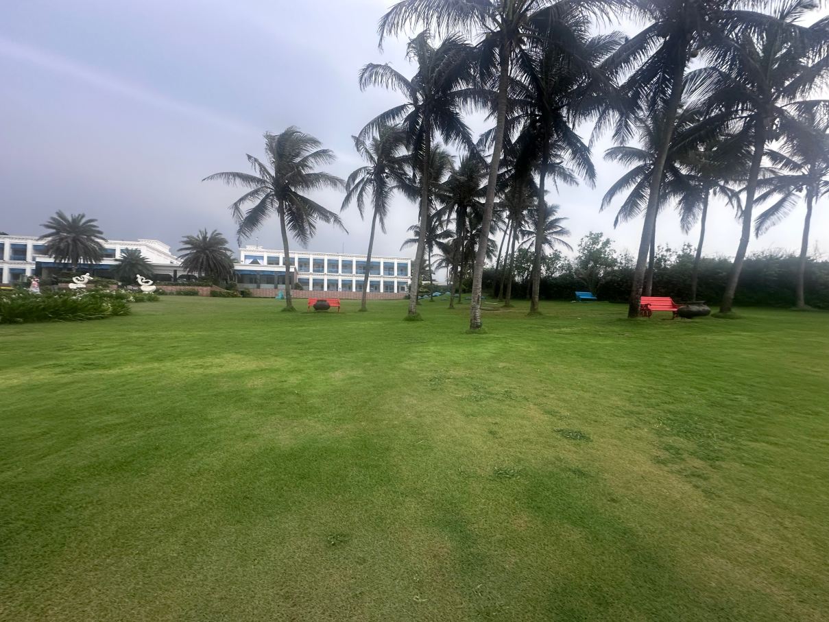 Mayfair Palm Beach Resort-旅行者