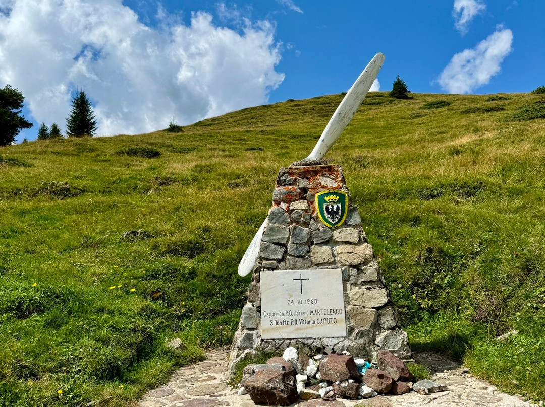 Cippo in memoria degli aviatori Martelengo e Caputo