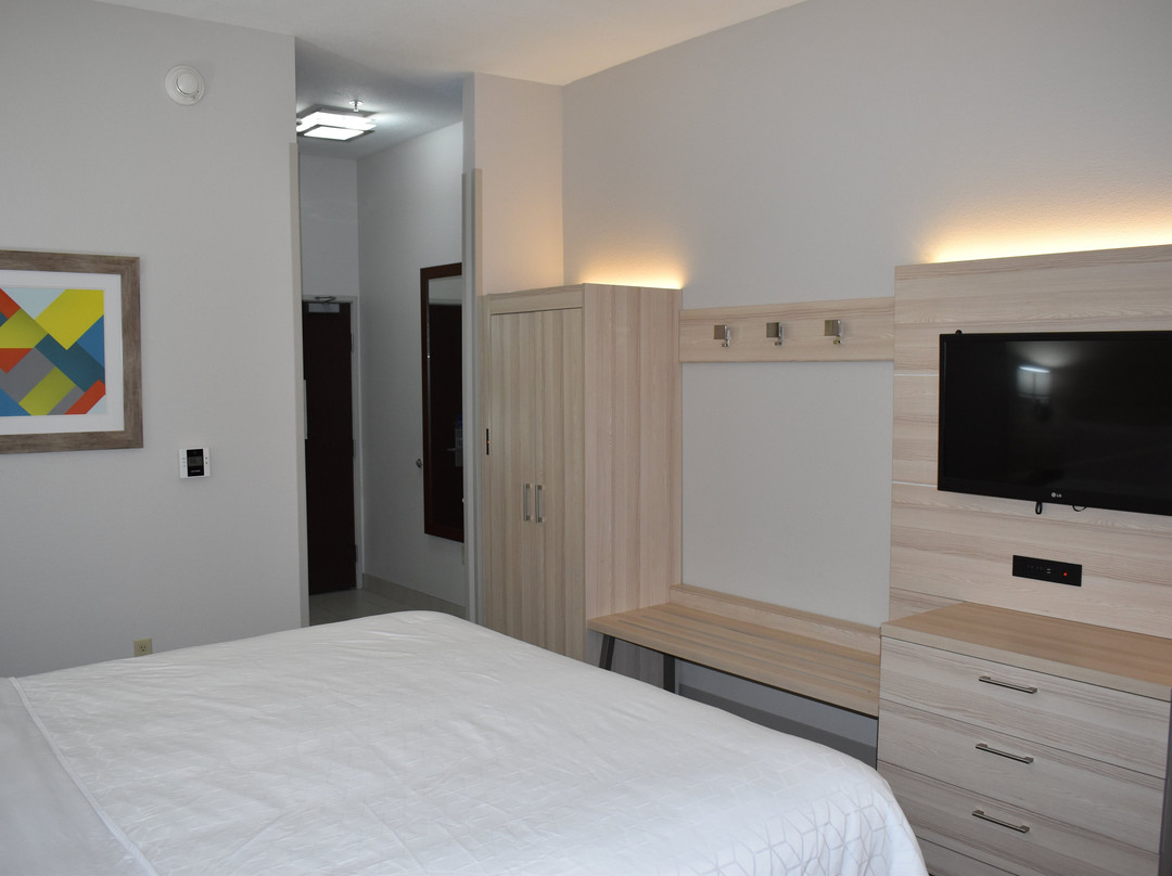 Holiday Inn Express & Suites Mcpherson By IHG主图