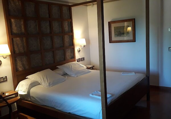 帕拉多托莱多酒店主图