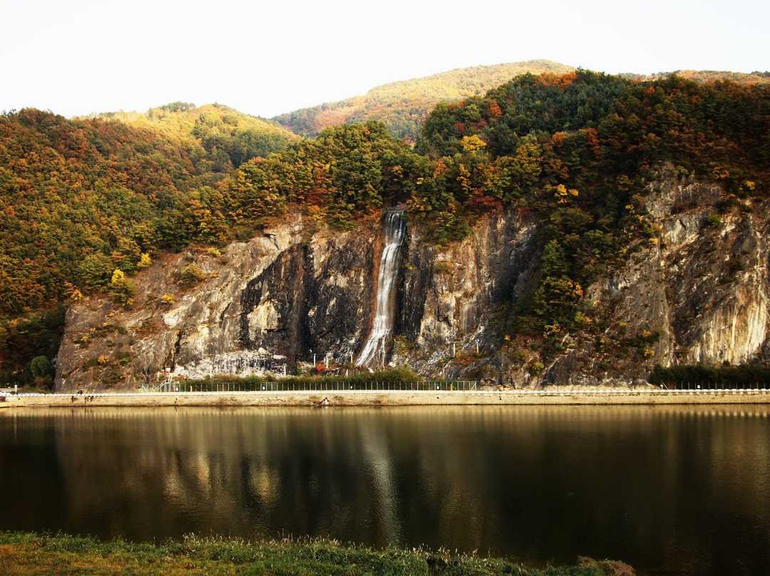 Yangbaek Waterfall景点图片