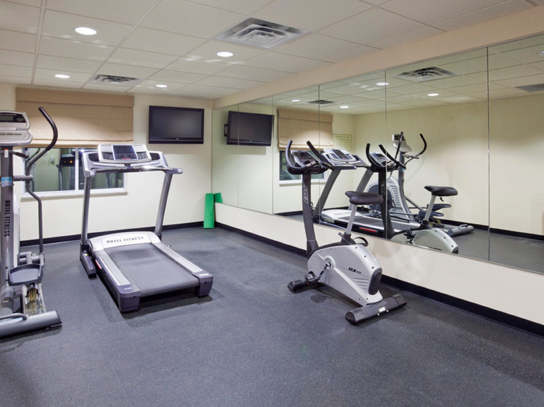 Holiday Inn Express & Suites Rogers By IHG主图