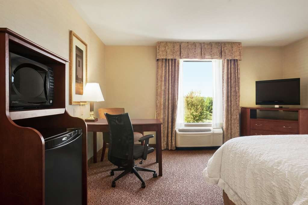 Hampton Inn & Suites By Hilton West Bend主图