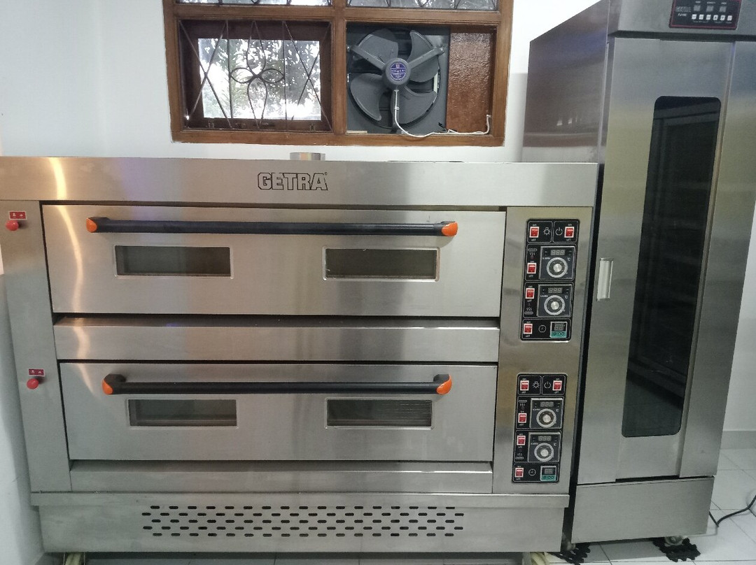 Eyang Uti Bakeshoppe And Pastry