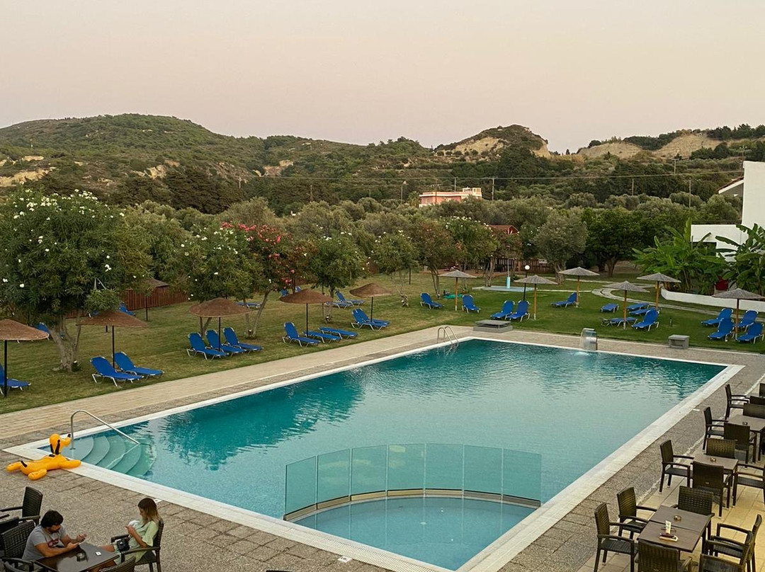 瓦连村酒店主图