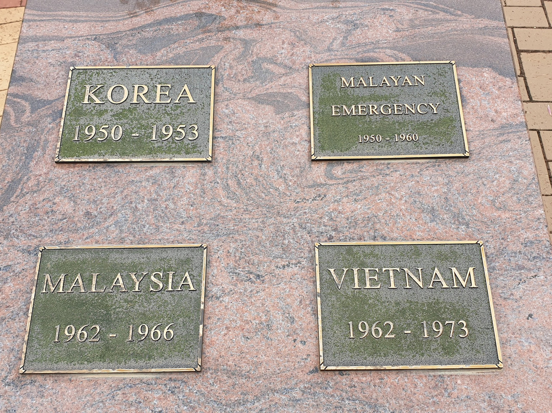 Riverland Vietnam War Veterans & Post World War Two Memorial景点图片