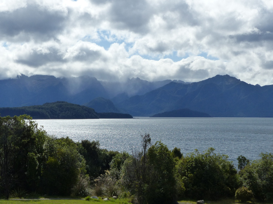 Manapouri Lake景点图片