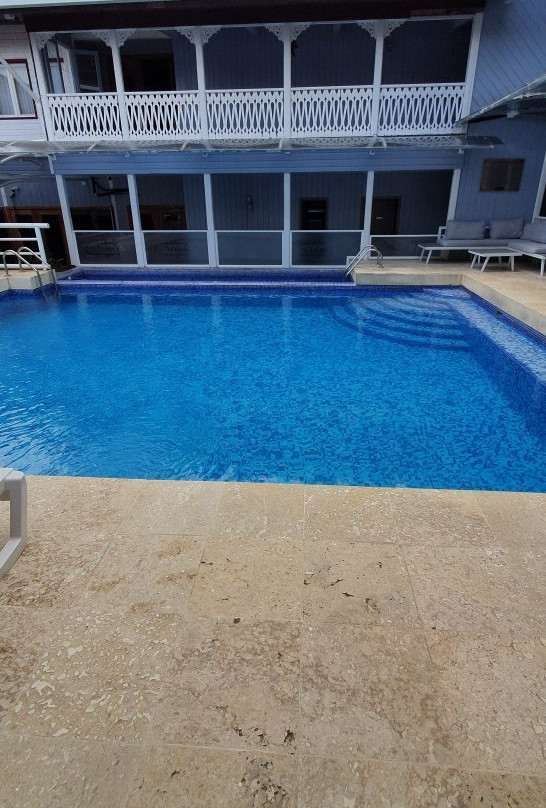 Swan's Cay Hotel主图