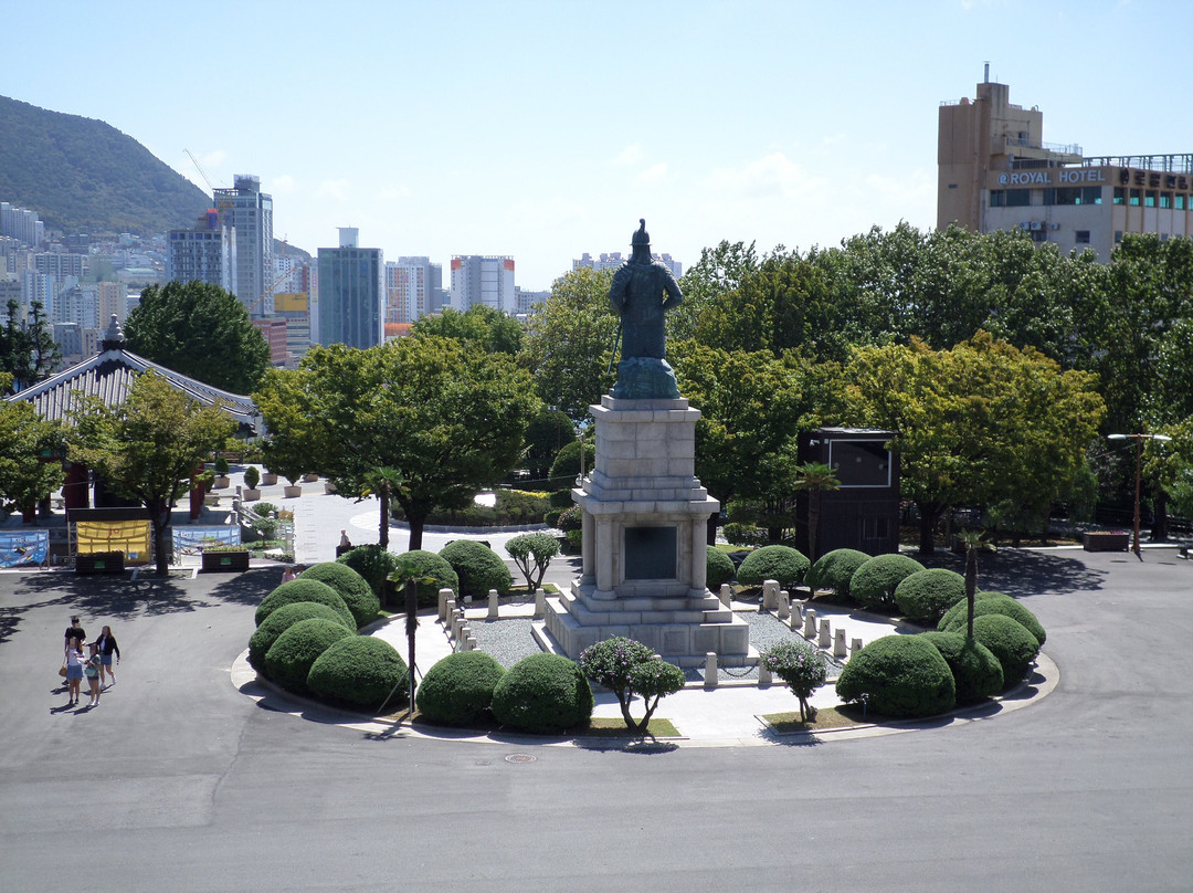 Statue of Chungmoogong-釜山必去景点