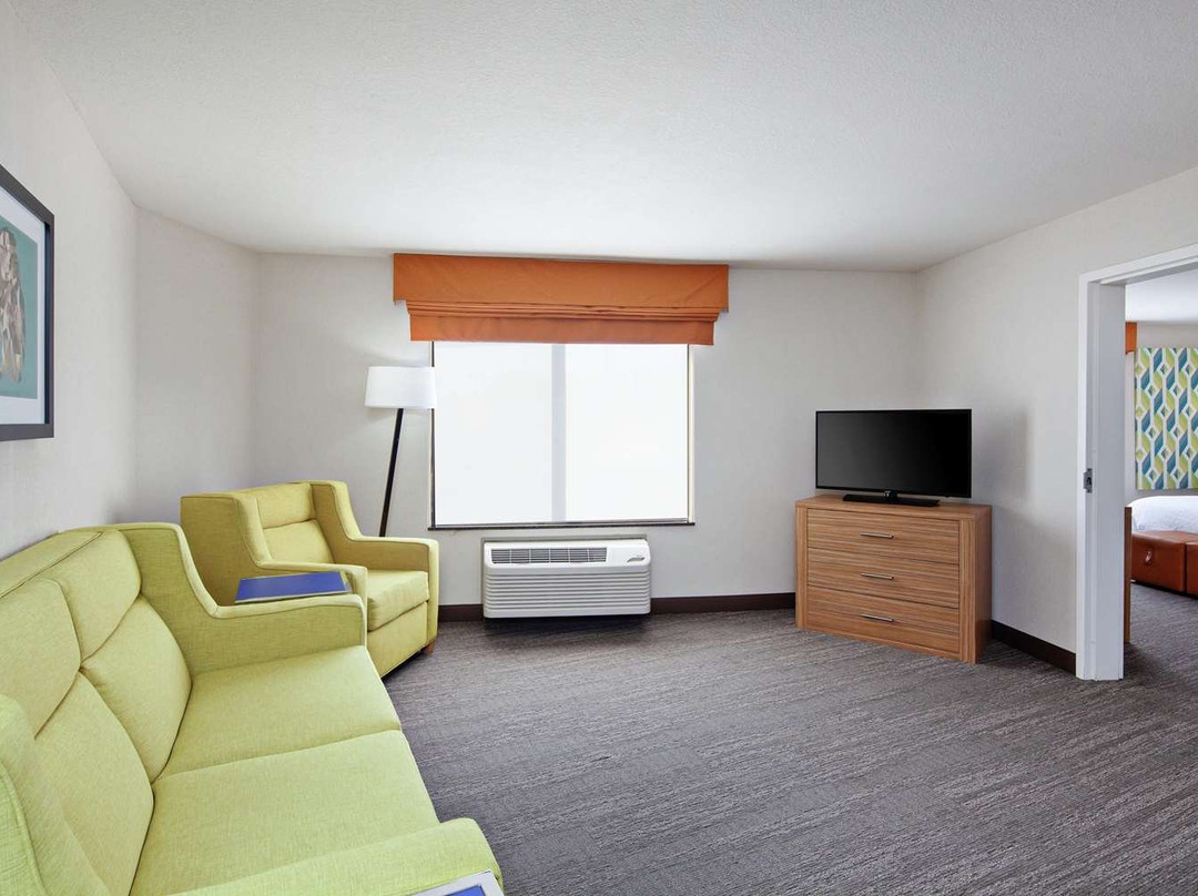 奇诺岗汉普顿套房酒店主图