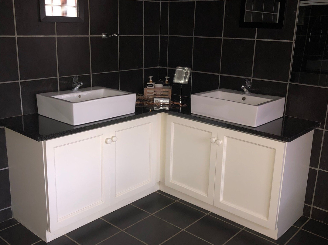 Flame Lily Inn主图