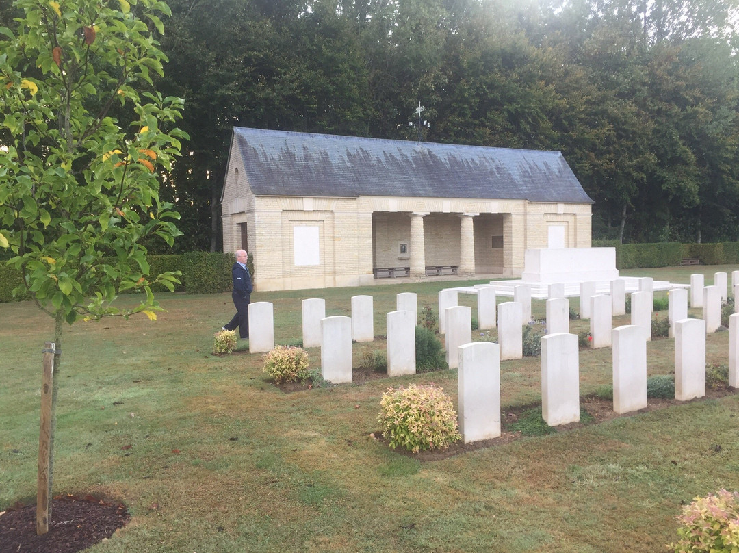 Banneville-la-Campagne War Cemetery景点图片