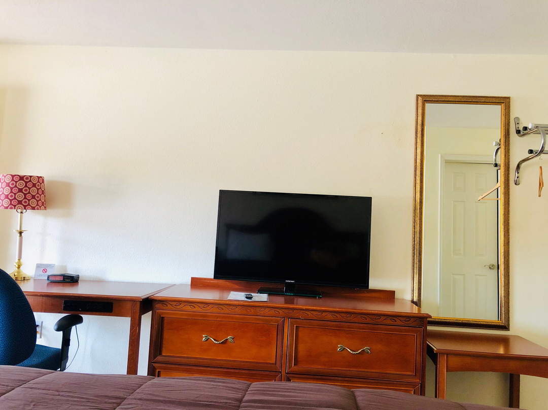 Ozark Inn & Suites主图