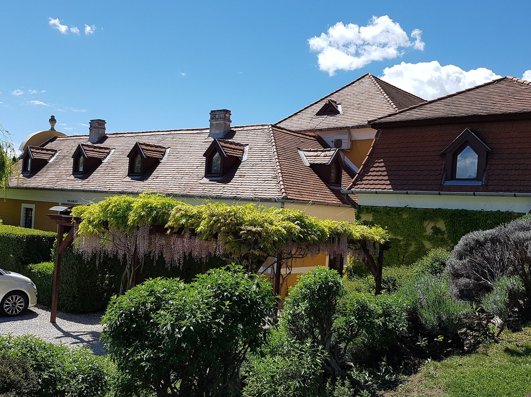 Gombas Kuria Mension主图