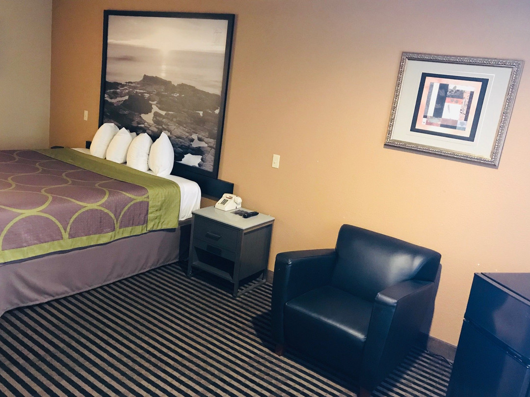 埃斯孔迪多速8酒店主图