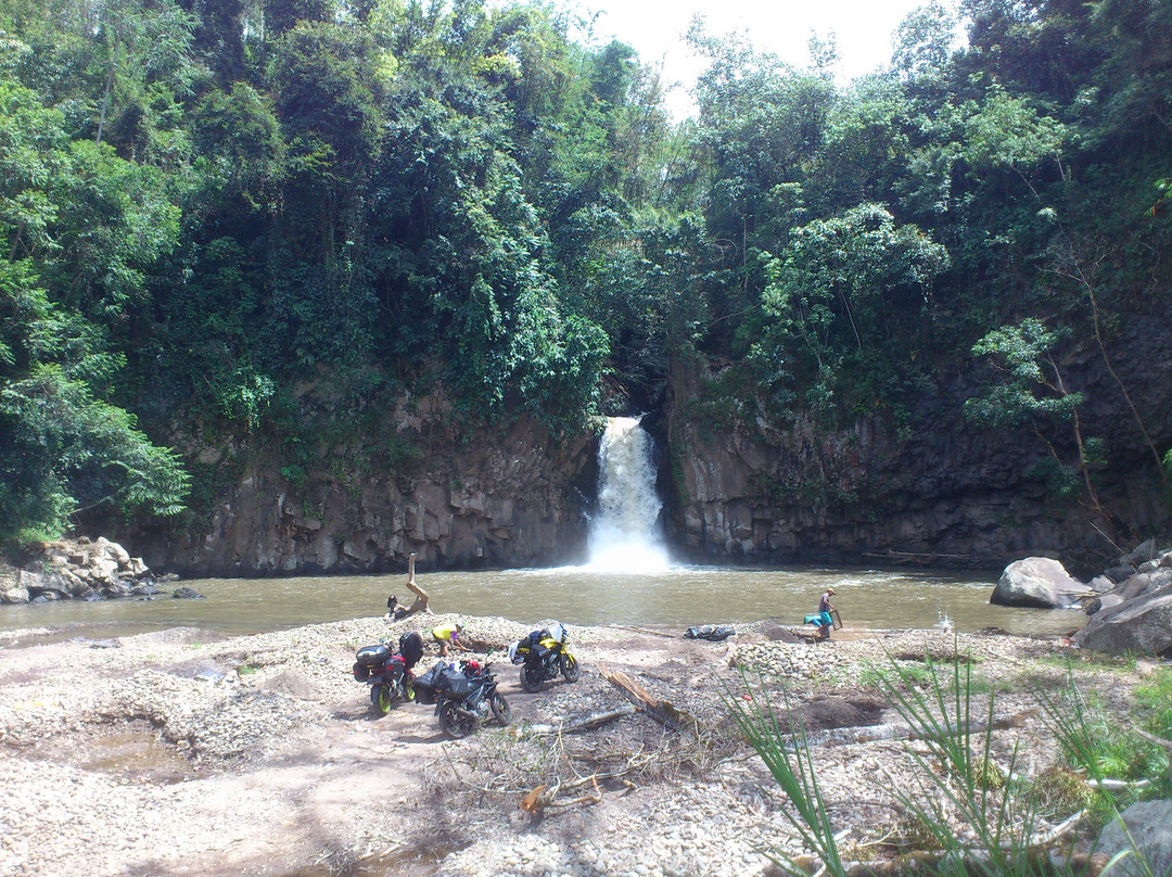 Lahat旅游景点-Lawang Agung Waterfall