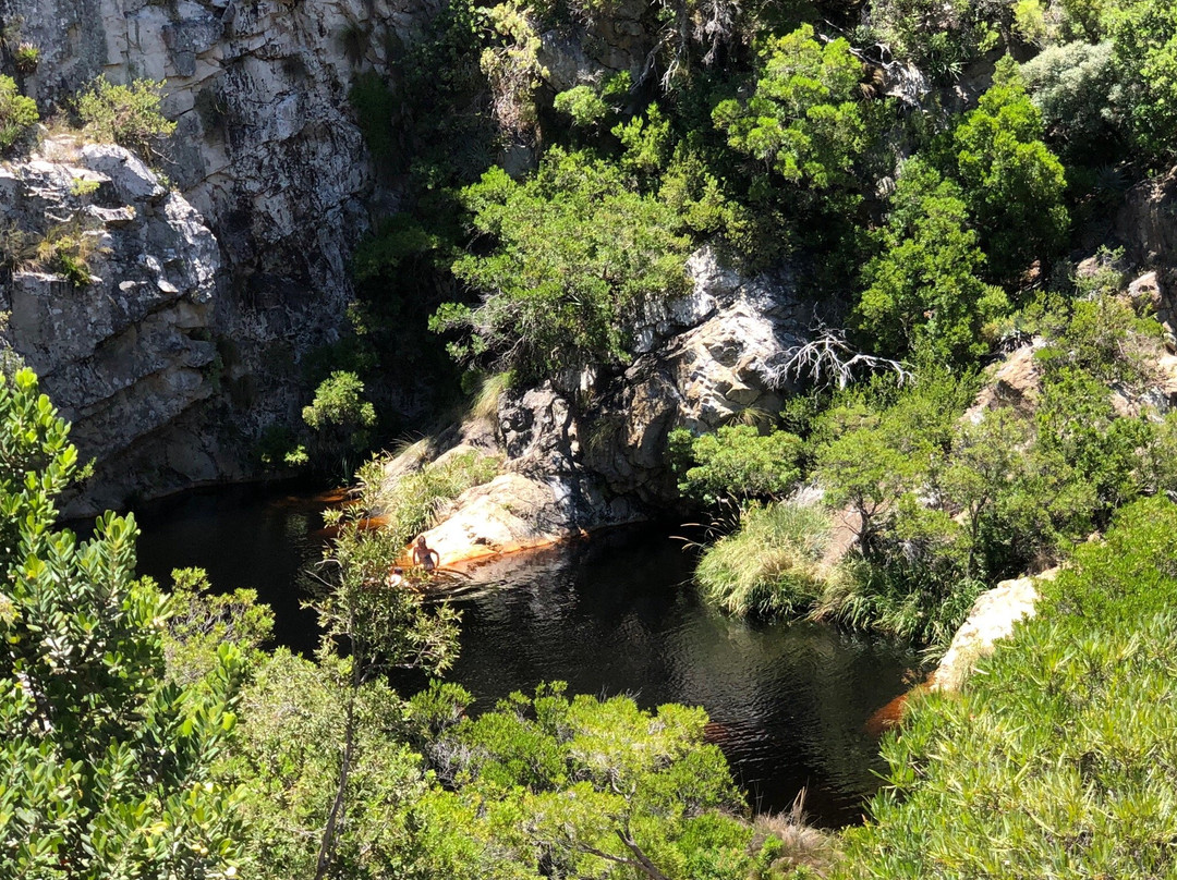 Crystal Pools Hiking Trail-高登湾必去景点