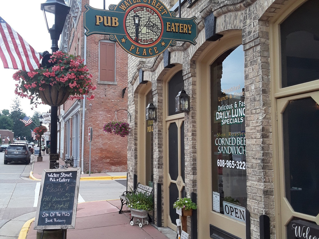 Scales Mound餐馆和美食-Water Street Place