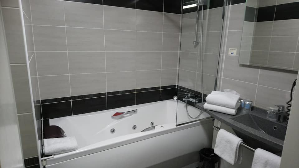 Hotel Kyriad Auray - Carnac-浴室