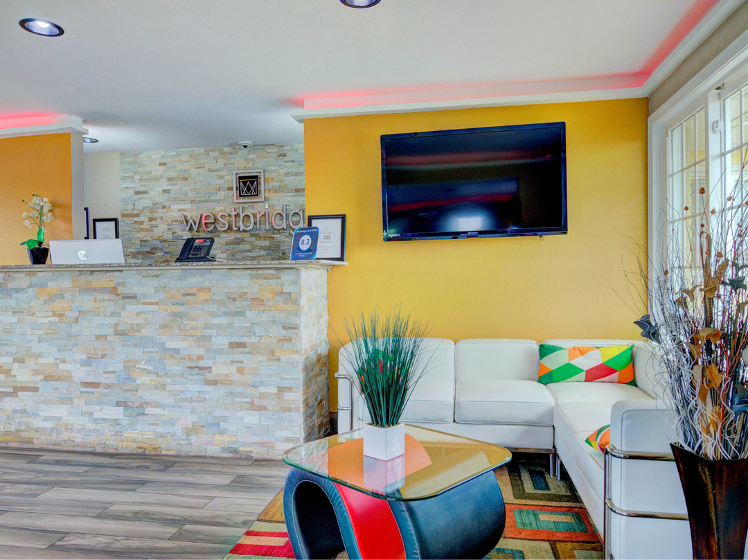 Westbridge Inn & Suites主图