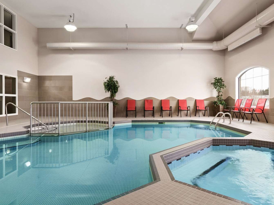 Days Inn & Suites by Wyndham Brandon主图