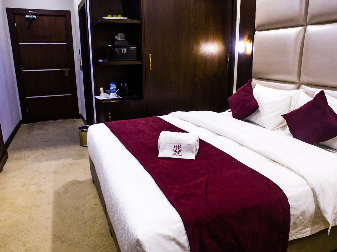 Paris Plaza Hotel主图