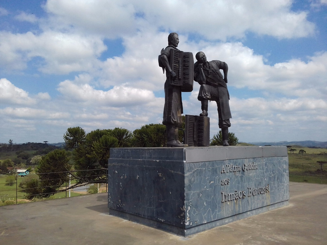 Memorial Os Bertussi-南卡希亚斯必去景点