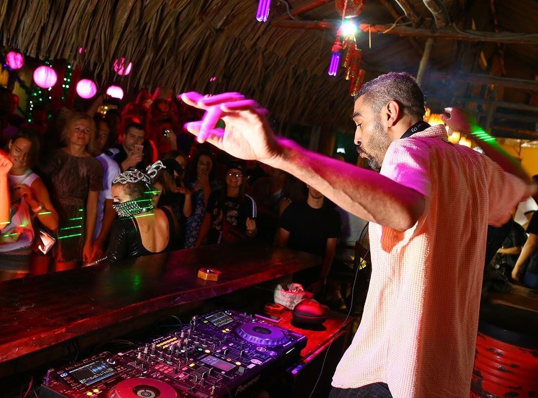 Nirvana Beach Club (ex Line Up Bar)景点图片