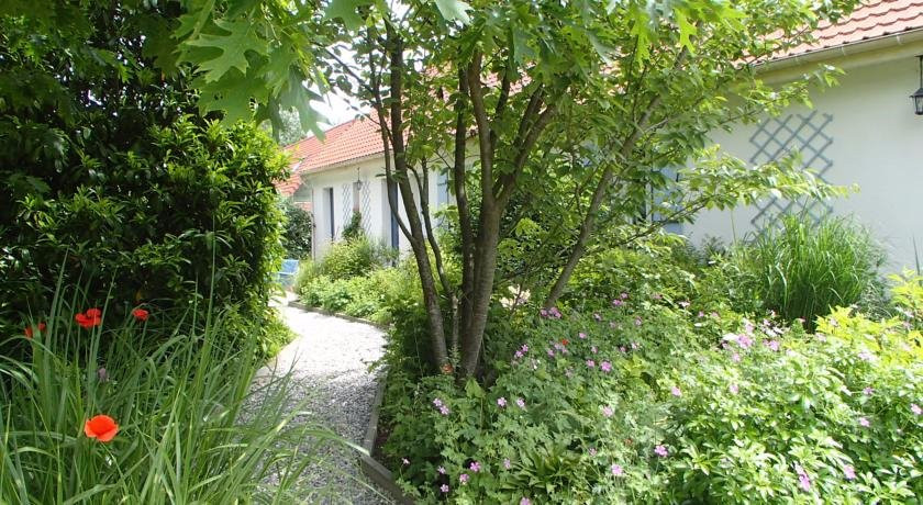 Saint-Quentin-en-Tourmont酒店住宿-Les Pins